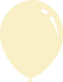 Un globo clásico de látex Decomex «Deco Ivory» de 18", con un tono amarillo pálido y un extremo perfectamente atado, flotando sobre un fondo blanco.