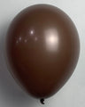 Un único globo de látex Decomex de 9″, en color marrón medio estilo Art Déco, flota sobre un fondo liso de color gris claro, dejando a la vista su acabado brillante.