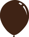 Los globos de látex Deco Mid Brown de 9″ de Decomex (100 unidades por bolsa) son de color marrón liso, con un extremo atado en la parte inferior y dos detalles blancos en la parte superior derecha.