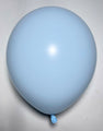 Un ballon en latex Decomex Deco Fade Blue de 5 pouces, entièrement gonflé, repose sur une surface blanche unie, son extrémité nouée étant orientée vers le bas.