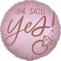 El Anagrama/MD 18" Blush Wedding Foil Balloon presenta "She Said Yes!" en negrita junto a una ilustración de un anillo de diamantes en un diseño redondo rosa.