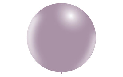 Un único globo redondo de 36'' Balloonia Latex Balloons Professional Line Vintage Lavender con un brillo metálico flota sobre un fondo blanco.
