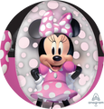 El Globo Minnie Mouse Forever Orbz Clear Foil de 16" de Anagram/MD muestra a Minnie con un vestido de lunares rosas y un lazo, sonriendo con las manos en las caderas sobre un fondo de lunares rosas y blancos, perfecto para cualquier fiesta temática de Disney.