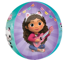 L'illustration sur le ballon Jumbo Orbz Gabby's Dollhouse 16" d'Anagram/MD montre une fille avec de longs cheveux bouclés, un bandeau en forme d'oreille de chat et un pull rose jouant de la guitare, avec des décorations colorées en forme de chat et des chats de dessins animés en arrière-plan.