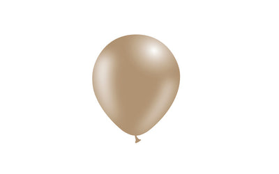 Un único globo de látex Balloonia de 5'' en color Caramel Toffee estándar flota sobre un fondo blanco liso.