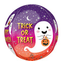 El Anagrama/MD 16" Orbz Trick or Treat Halloween Foil Balloon tiene una forma redonda con un fondo degradado púrpura-naranja, un fantasma sonriente sosteniendo una calabaza, texto en amarillo "TRICK OR TREAT", estrellas y una luna creciente.