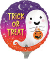 Ballon en aluminium satiné Trick or Treat de 9 pouces, à remplir uniquement, représentant un fantôme de dessin animé tenant un seau à bonbons en forme de citrouille-lanterne, avec l'inscription TRICK OR TREAT sur un fond violet et orange.