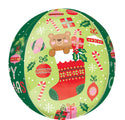 Le ballon de Noël Orbz Beary 16" d'Anagram/MD présente des motifs festifs avec un ours en peluche dans un bas, des sucres d'orge, du houx, des ornements et des cadeaux sur un fond vert de flocons de neige.