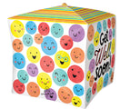 Le ballon UltraShape Cubez Get Well Soon ! d'Anagram/MD est en forme de cube, avec des visages colorés et souriants sur trois côtés et "Get Well Soon !" en lettres grasses sur un fond rayé sur le quatrième.