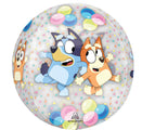 El globo de papel de aluminio Orbz Clear Bluey and Bingo de 16" de Anagram/MD presenta a Bluey y Bingo con las patas extendidas rodeadas de puntos de colores sobre un fondo transparente, perfecto para la decoración de fiestas con temática Bluey.
