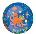 El Anagrama/MD 16" Orbz Cute Octopus Birthday Foil Balloon muestra un alegre pulpo naranja con un sombrero de fiesta con un regalo y un cupcake, rodeado de criaturas marinas y burbujas, con "Happy Birthday" sobre un fondo azul submarino.
