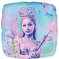 Una mujer vestida de hada con corona de joyas y varita posa junto a mariposas y estrellas en tonos pastel. El Anagrama/MD 17" Standard Wicked: For Good Foil Balloon muestra una C y una E entrelazadas en la esquina inferior izquierda.