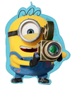 El globo de 24" SuperShape Minions 3 Foil de Anagram/MD muestra a un Minion con mono y guantes azules sosteniendo una cámara vintage con una figura alienígena verde dentro de la lente.