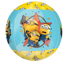 Le ballon Anagram/MD 16" Orbz Minions 3 Foil Balloon représente trois Minions devant une étoile rouge sur fond bleu, ainsi que des bandes jaunes avec des yeux de Minions et "Bello".