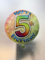 Globo de mylar de 18″ con el mensaje Feliz 5.º cumpleaños, con un diseño redondo de lámina metálica y un gran número cinco con los colores del arcoíris.