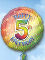 Globo de mylar de 18″ con el mensaje Feliz 5.º cumpleaños, con un estampado de hojas multicolores y un gran número cinco en el centro.