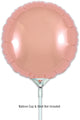 Le ballon Oaktree 9" Rose Gold Round Foil Balloon (5 par paquet) est doté d'un bord festonné brillant et d'une valve auto-obturante. A remplir uniquement avec de l'air. La coupelle et le bâton ne sont pas inclus.