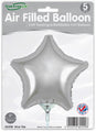 Lot de cinq ballons Oaktree de 9 pouces en forme d'étoile argentée avec une valve auto-obturante, étiquetés "Air Filled Balloon" et "Self Sealing & Refillable Foil Balloon", avec un emballage représentant le drapeau britannique. Remplissage à l'air uniquement.