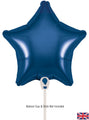 Un ballon bleu marine de 9 pouces en forme d'étoile en feuille d'Oaktree (remplissage à l'air uniquement, valve auto-obturante, 5 par paquet) est représenté sur un fond blanc. Le texte indique : "Ballon avec ventouse et bâton non inclus". Un petit drapeau britannique apparaît dans le coin inférieur droit.