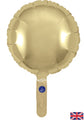 Le ballon Oaktree 9" Airfill Only Gold Silk Round Foil Balloon, doté d'une valve auto-obturante, a un sommet et une poignée ronds avec un petit autocollant bleu et comprend un drapeau britannique dans le coin inférieur droit. Le paquet contient 5 ballons.