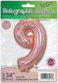 Le ballon Oaktree 34" Number 9 Holographic Rose Gold est emballé et peut être gonflé à l'hélium ou à l'air. L'emballage affiche le logo de la marque Oaktree.
