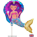 Oaktree 16" Airfill Only Iridescent Mermaid balloon with long purple hair, seashell crown, and shining fish tail. Idéal pour les fêtes de sirènes. Les bâtons sont vendus séparément ; le drapeau britannique indique "Bâton de ballon non inclus".