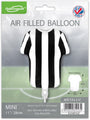 Un globo de aluminio Oaktree de 11" para camisetas deportivas, con rayas blancas y negras y acabado metálico, viene empaquetado con el logotipo de Oaktree, información sobre el producto, un distintivo "Made in the UK" y la etiqueta "airfill only".