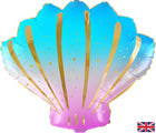 Un ballon en aluminium irisé en forme de coquillage de la marque Oaktree, mesurant 21 pouces, avec un dégradé de bleu, violet et rose rehaussé de lignes et de pois dorés. Dans le coin inférieur droit figure un petit drapeau britannique.
