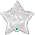 ¡El globo Qualatex 20" Star Merry Christmas! Festive Silver Foil Balloon incluye el texto en blanco "Merry Christmas" con pequeñas estrellas, copos de nieve y remolinos, además del logotipo de Qualatex en la parte inferior central para darle un toque festivo.