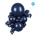 Un assortiment festif de ballons en latex Gemar de 5 pouces, de couleur bleu marine classique, fabriqués à partir de latex de haute qualité et agrémentés de détails bouclés, est présenté sur un fond blanc. Le petit logo bleu « G » de Gemar apparaît dans le coin supérieur droit : l’élément idéal pour rehausser la décoration de votre fête.