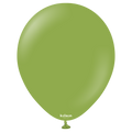 Un globo de látex Kalisan de 45 cm, inflado, en color verde matcha estándar, con la palabra «kalisan» impresa cerca de la base y un pequeño nudo en la parte inferior, mostrado sobre un fondo blanco liso. Marca: Kalisan.