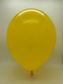 Un ballon en latex Decomex « Deco Deep Yellow » de 18 pouces, gonflé, flotte sur un fond uni de couleur claire.