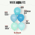 Un sachet contient cinq ballons en latex Kalisan de 60 cm dans des nuances de bleu aqua. Chaque ballon est identifié par sa couleur : aqua (en haut au centre), bleu verre (en haut à gauche), bleu Caraïbes (en haut à droite), vert menthe (en bas à gauche) et vert d'eau (en bas à droite).