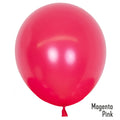 Un ballon en latex Kalisan brillant de 12,7 cm (5 pouces), de couleur rose magenta standard, flotte avec une extrémité nouée sur un fond blanc. Le logo « Kalisan » apparaît en bas à droite. Vendu en paquets de 50.