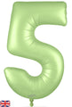Un ballon en aluminium n° 5 de la marque Oaktree, de couleur vert pistache pastel satiné, de 34 pouces, orné d'un petit drapeau britannique dans le coin inférieur gauche.