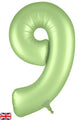 Un ballon en aluminium « Oaktree » de 34 pouces, modèle n° 9 « Satin Pastel Pistachio », de couleur vert clair brillant, orné d'un petit drapeau britannique dans le coin inférieur gauche.