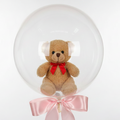 Un osito de peluche marrón con un lazo rojo se coloca dentro de un globo BB-Custom BOBO de 8" de cuello ancho (preestirado, paquete de 5, requiere termosellado), rematado con un lazo de cinta de raso rosa y desplegado sobre un fondo blanco liso.