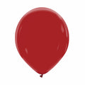 Un globo de látex de la marca Cattex, modelo «Premium Imperial Red», de 12″, completamente inflado, flota sobre un fondo blanco liso.