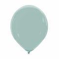 Un ballon en latex de la marque Cattex Premium Vintage Blue de 12 pouces, gonflé et dont l'extrémité est nouée, photographié sur un fond blanc uni.