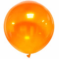 Un único globo de látex de la marca Cattex, de color naranja cristalino y de 36″, con un extremo atado, flota sobre un fondo blanco liso.