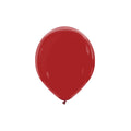 Un único globo de látex Cattex de 5″, modelo «Premium Imperial Red», ya inflado, aparece centrado sobre un fondo blanco liso.