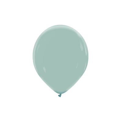 Un globo de látex Cattex de 5″, de color azul vintage premium, inflado y flotando sobre un fondo blanco liso.