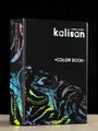 La cartera 2026 Kalisan Latex Balloons Black Color Book de Kalisan está en posición vertical, con una cubierta negra que presenta remolinos abstractos en azul, morado y amarillo, sobre un fondo oscuro.