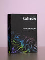Una cartera negra titulada "2026 Kalisan Latex Balloons Black Color Book Portfolio" de Kalisan se presenta en posición vertical sobre una superficie lisa con un logotipo metálico plateado y un vibrante dibujo en forma de mármol cerca del fondo sobre un fondo rosa pálido.