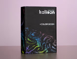Una caja negra con la etiqueta "2026 Kalisan Latex Balloons Black Color Book Portfolio" de Kalisan, con vibrantes motivos arremolinados en la mitad inferior, se alza erguida sobre una superficie rosa claro con fondo rosa.