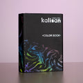 Una cartera negra Kalisan 2026 Latex Balloons Black Color Book se encuentra en posición vertical sobre una superficie de color rosa claro, su cubierta está adornada con motivos abstractos y coloridos en forma de remolino a lo largo de la parte inferior y el lado izquierdo.