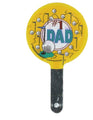 Un globo de golf redondo y amarillo de 4″, solo para Airfill (los palos se venden por separado), con el mensaje #1 Dad, en un palo negro, decorado con motivos de golf y el texto #1 DAD.