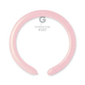 Un globo de látex Gemar 260G de color rosa claro, inflado, forma un círculo abierto sobre un fondo blanco. Encima, se lee el texto: «Modeling/Twisting Marshmallow Powder Pink (bolsa de 50) – Gemar».